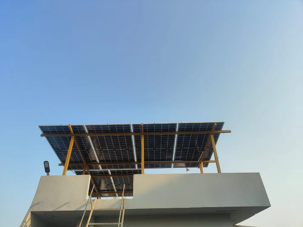 Elevated rooftop panel structure